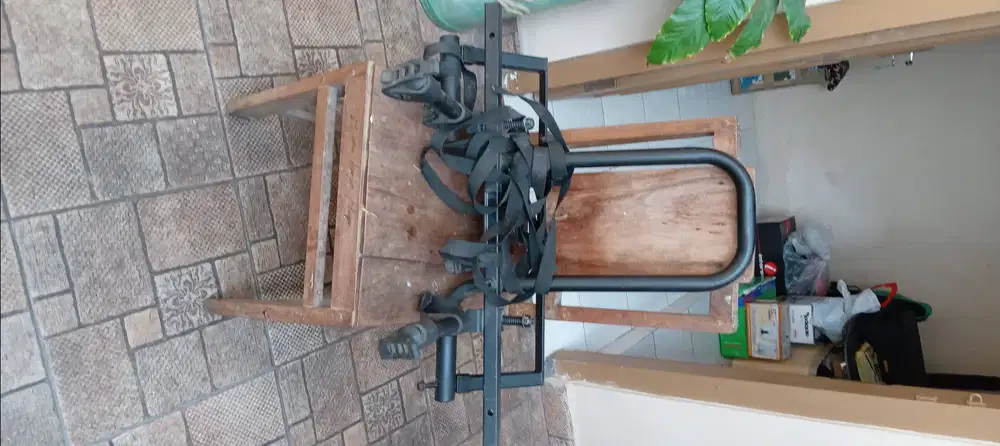 Bagasi mobil utk pembawa sepeda dimobil.