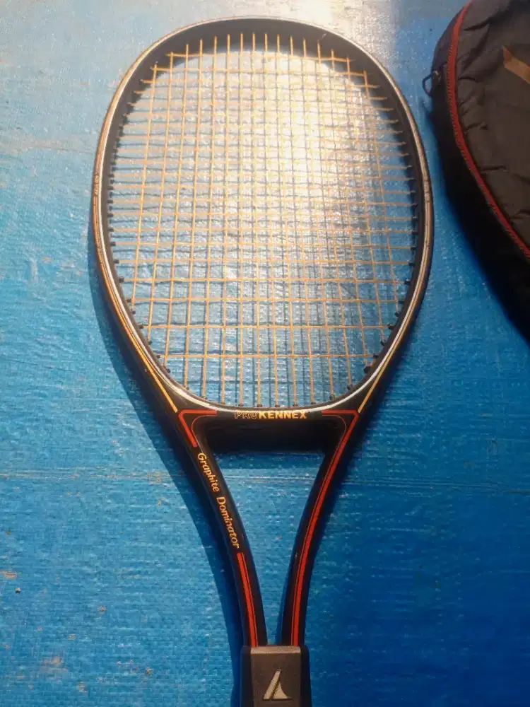 Raket tennis merek pro kennex