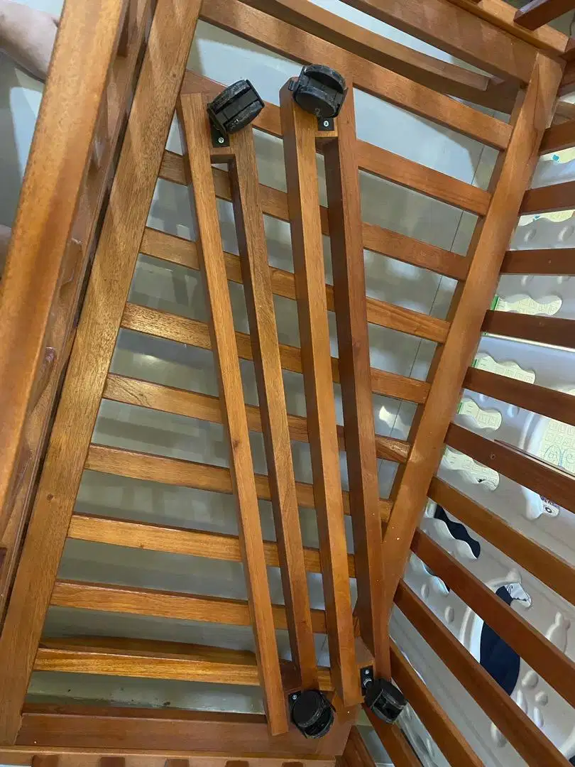 Tempat Tidur Bayi Bahan Kayu