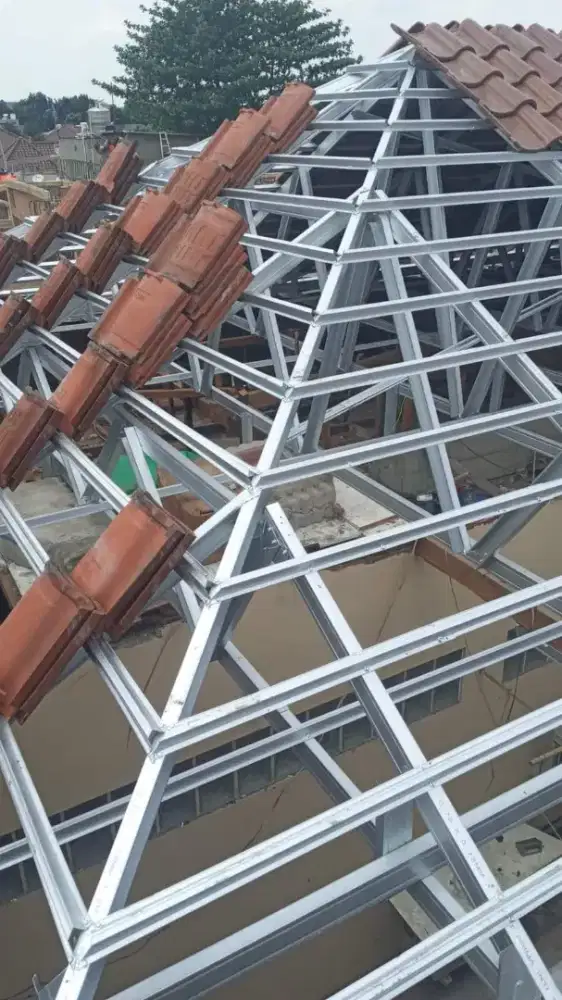 BONGKAR PASANG ATAP LAMA KAYU GANTI BAJA RINGAN SNI