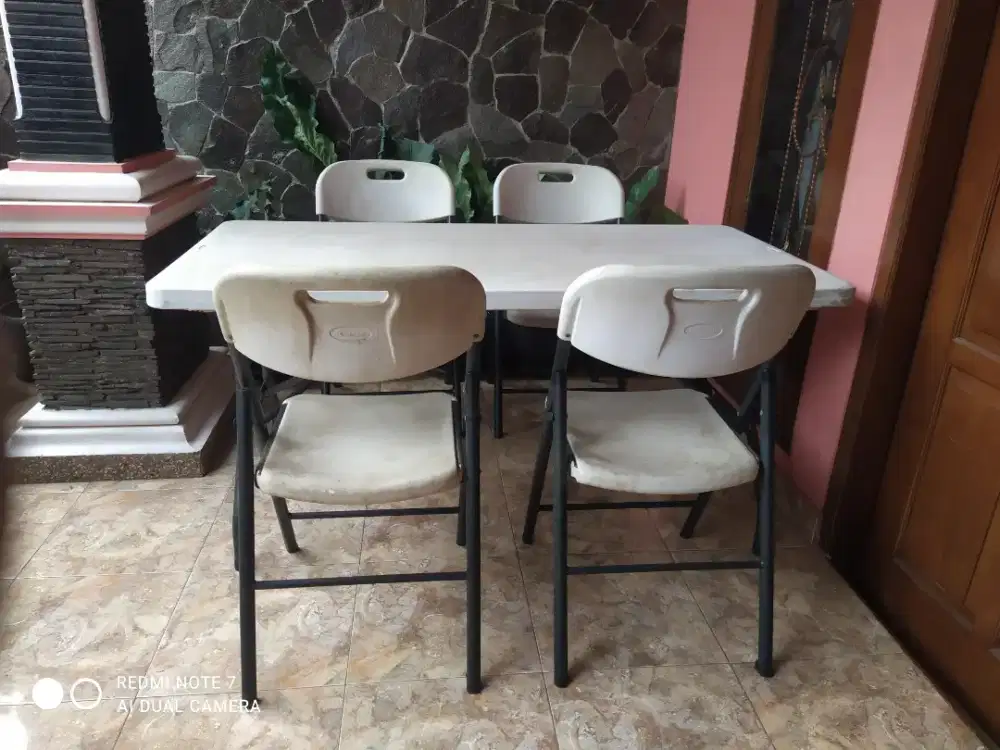 Meja makan sederhana elegan.