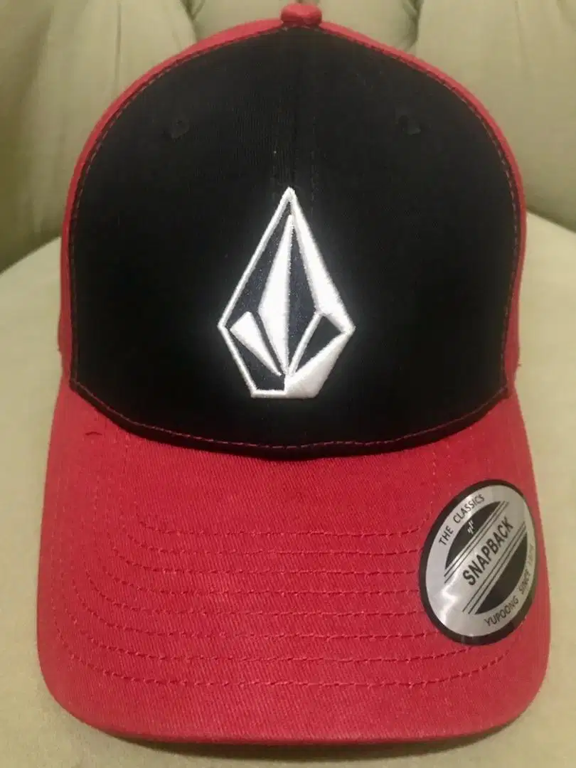 Topi Volcom - Red & Black - 100 rb