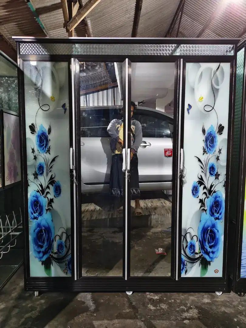 Lemari baju 4 pintu