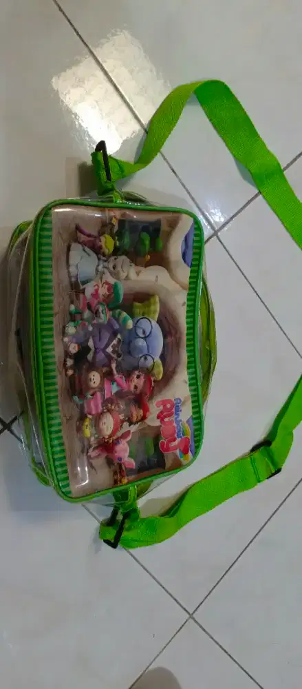 Tas selempang. Bahan mika tebal anti air. Ukuran sedang. Masih bagus.