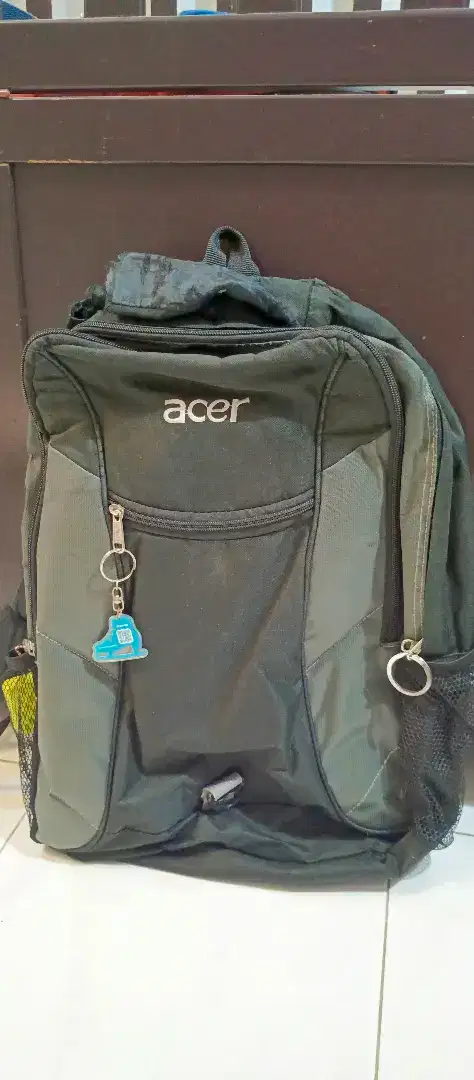 Tas laptop model ransel. Ukuran 14 s/d 16 inch bisa masuk. Masih bagus