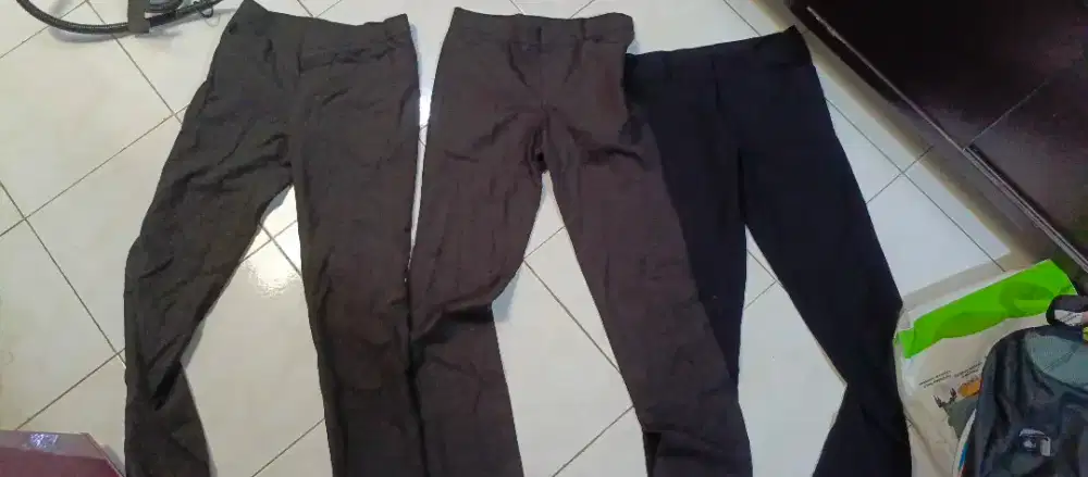 Celana panjang kain. Warna hitam. Ukuran S (26-27). Nominus. Ada 3 pcs