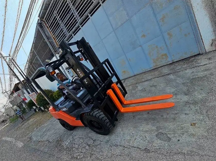 Forklift Toyota 3 Ton-8FD-Dijual- bekas dipakai di Gudang sendiri-Tera