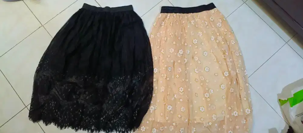 Rok panjang. Ukuran pinggang S (25-28 cukup) ada karet untuk sesuaikan