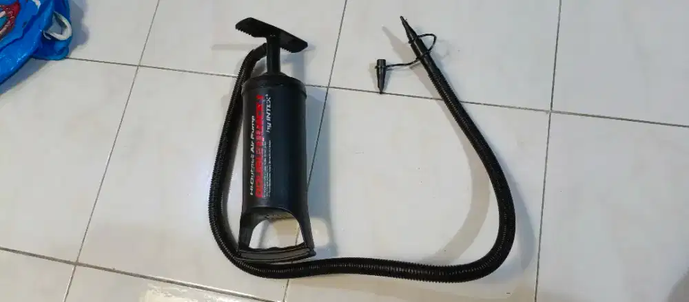 Pompa kasur udara, bisa juga untuk pelampung ban berenang. Masih bagus