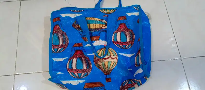 Tas tenteng. Bahan terpal. Ukuran lumayan besar. Masih layak pakai.