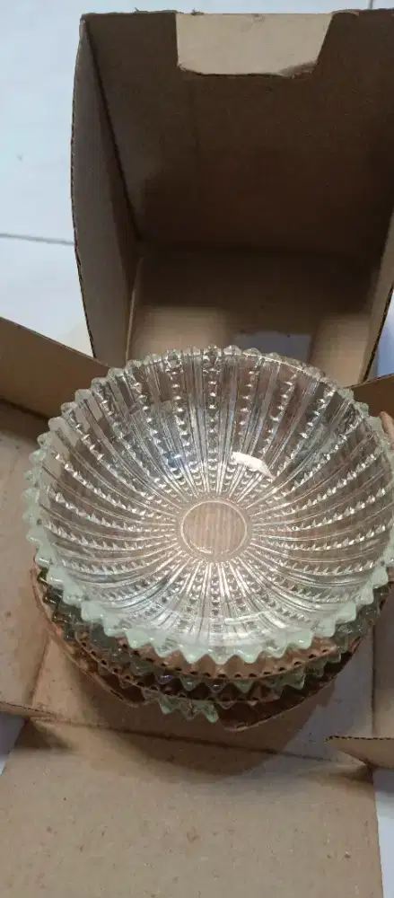 Mangkuk kecil untuk es,bisa untuk asbak.Baru.Harga tertera untuk 4 pcs