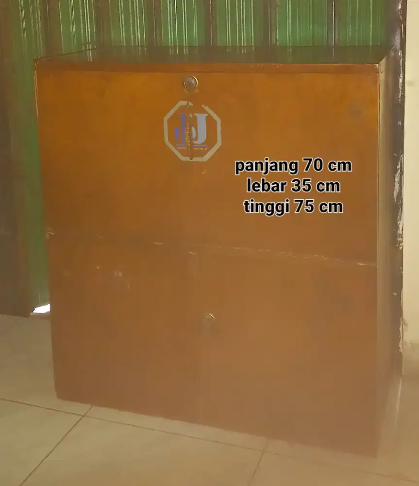 Lemari baju kayu