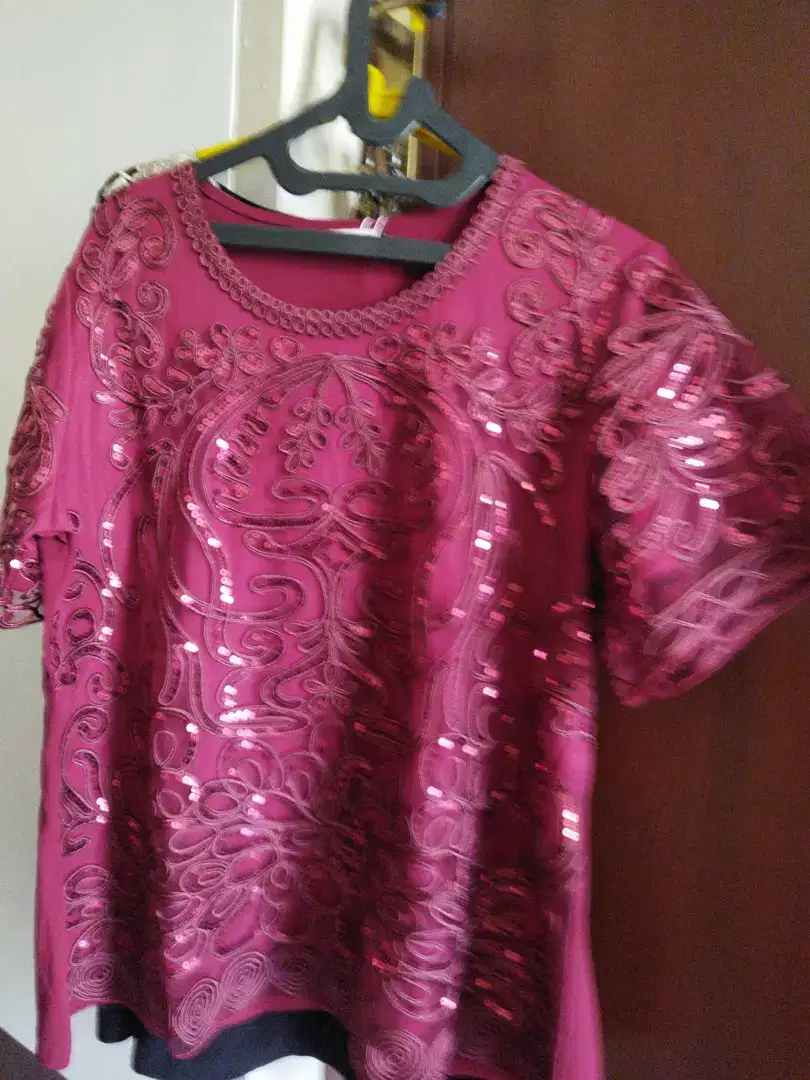 Atasan pesta motif manik manik