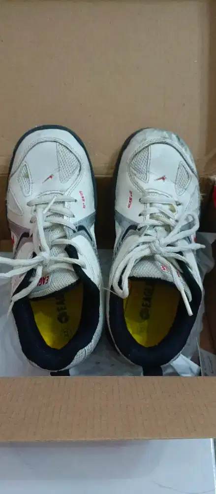 Sepatu badminton anak anak. Ukuran 33. Masih bagus.Merk eagle original