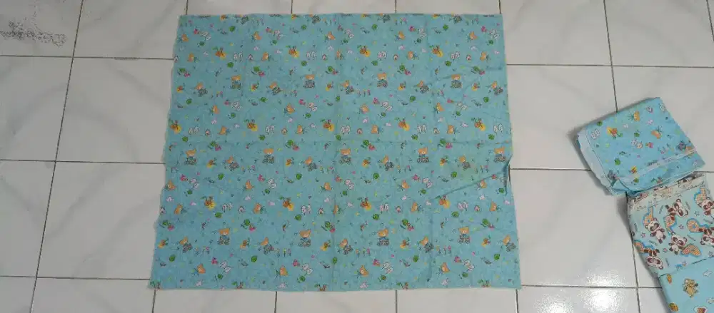 Kain bedongan bayi. Masih bagus, tebal, tidak ada sobek. Uk 90x70 cm.
