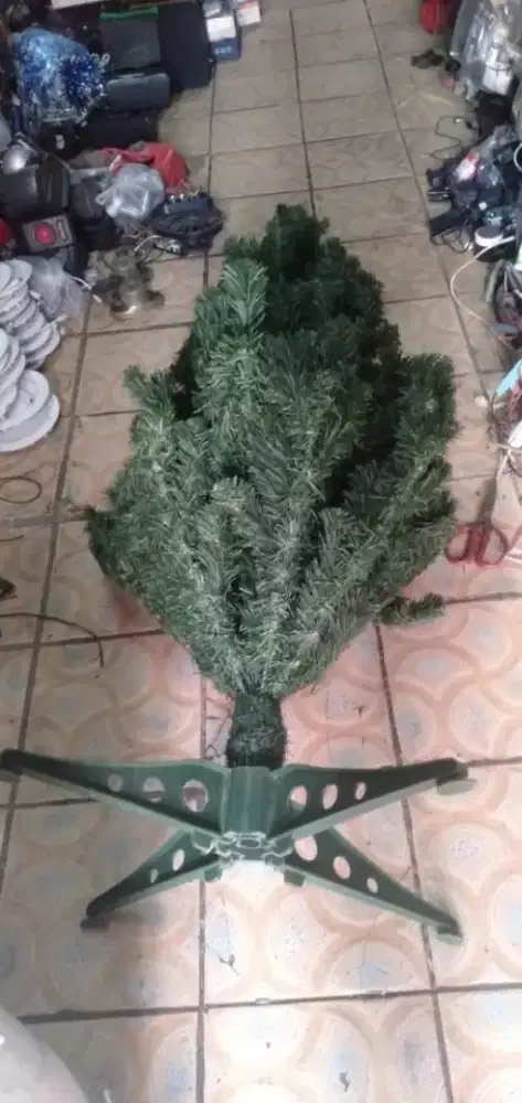 Se lg ada nih se bh hiasan sudut rumah pohon natal tggi 1,5 mls murah