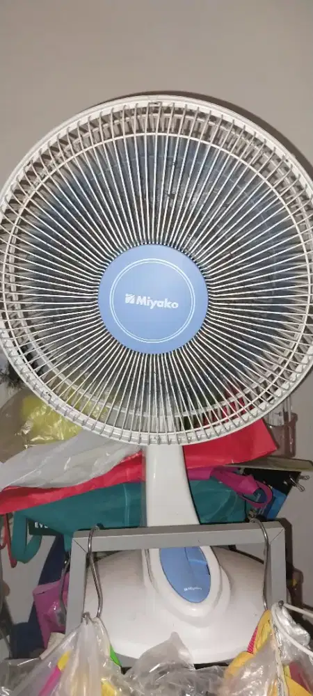 Kipas angin meja miyako putih