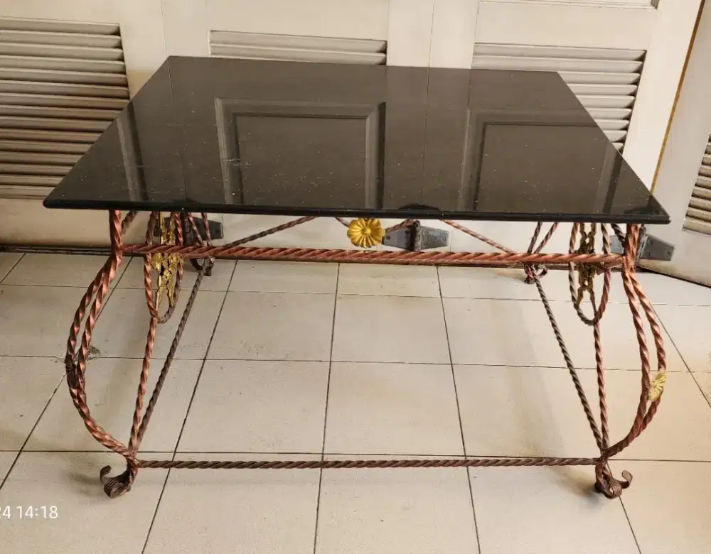 Meja Granit Hitam mengkilap Kaki Besi Ukir Antik Bagus keren