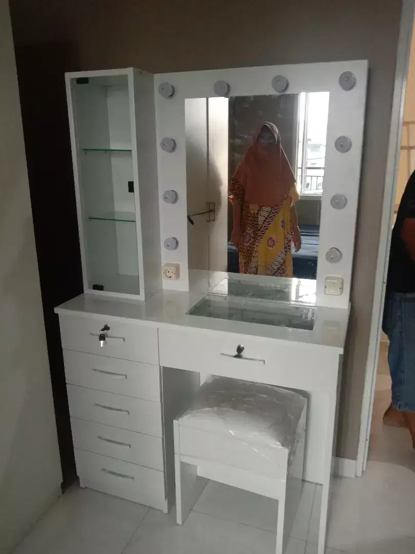 Lemari meja rias lampu bisa rikues warna dan ukuran