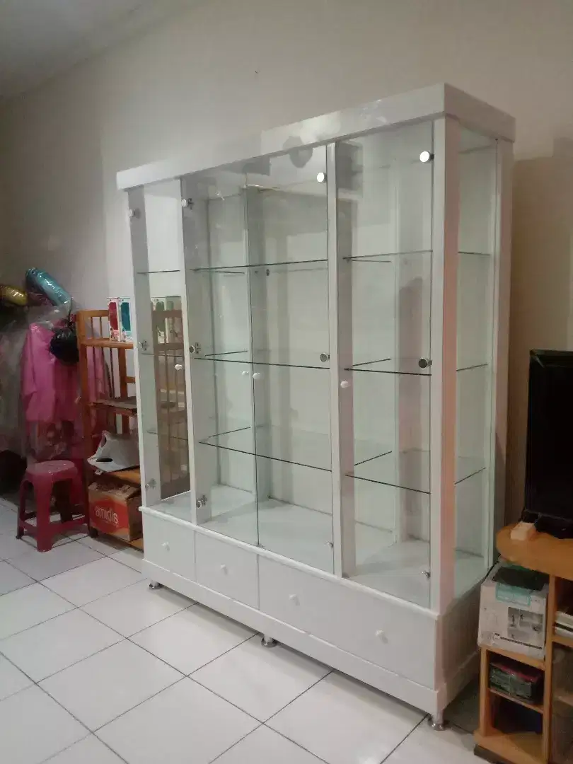 Lemari pajangan full kaca pls lampu