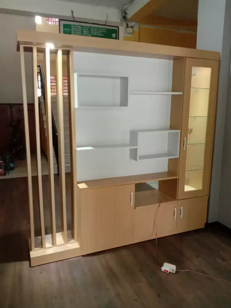 Lemari pajangan untuk tv bisa rikues warna dan ukuran