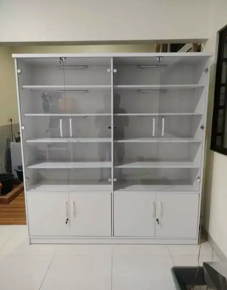 Lemari kusus buku pintu kaca bisa rikues warna dan ukuran
