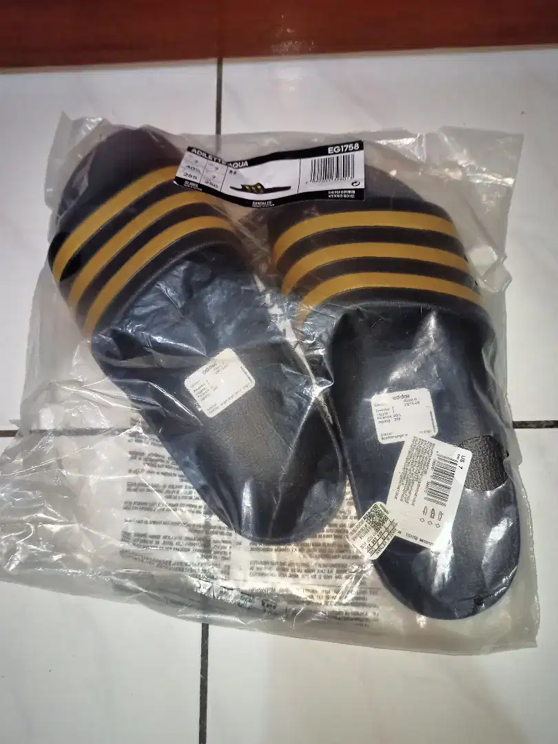 ADIDAS ADILETTEAQUA BLACK & GOLD Size 7 (25,5 cm)