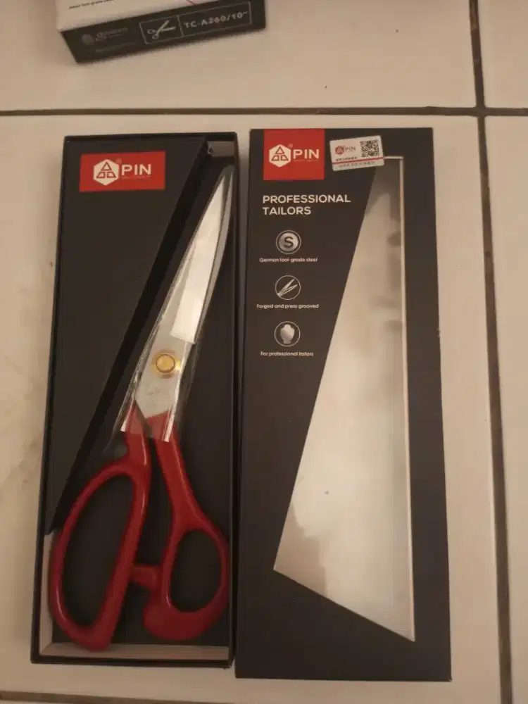 GUNTING POTONG BAHAN KAIN