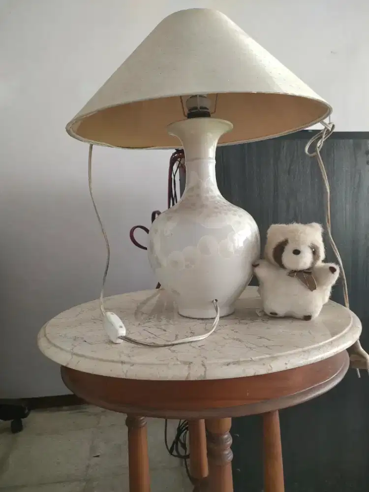 Meja bulat dengan marmer