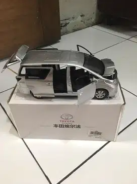 Diecast Toyota Alphard 1:27