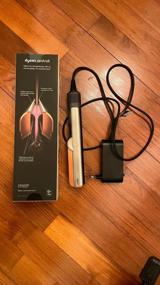 Dyson Airstrait Straightening