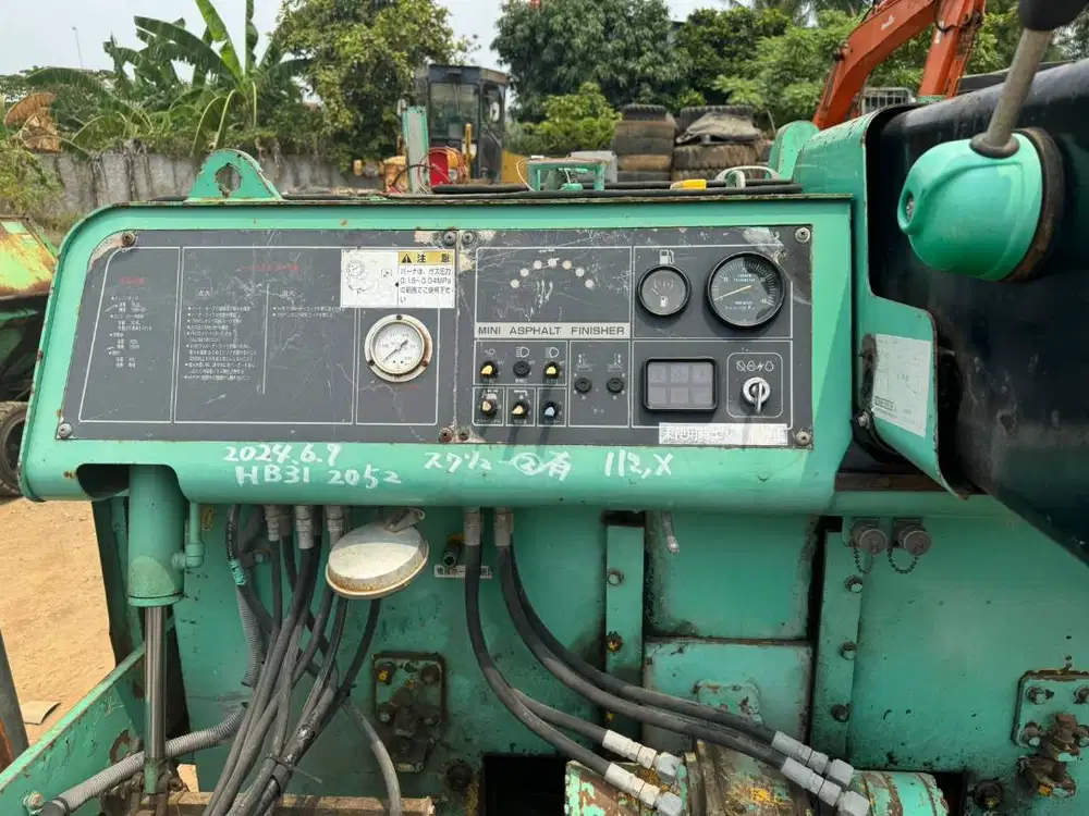 Asphalt FInisher Ukuran 3 Meter Sumitomo Trek dan Ban Ready