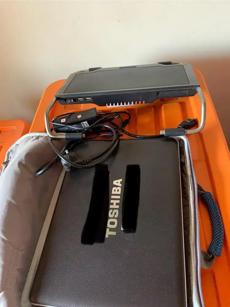 laptop toshiba hitam