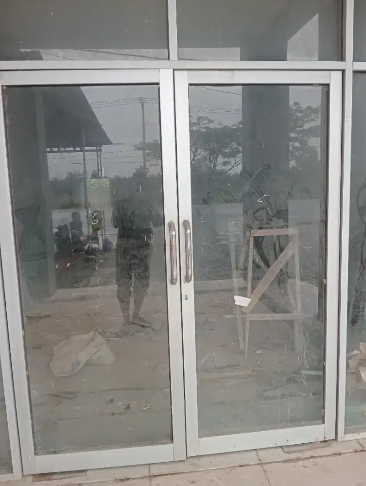 Kusen aluminium Dan kaca pintu