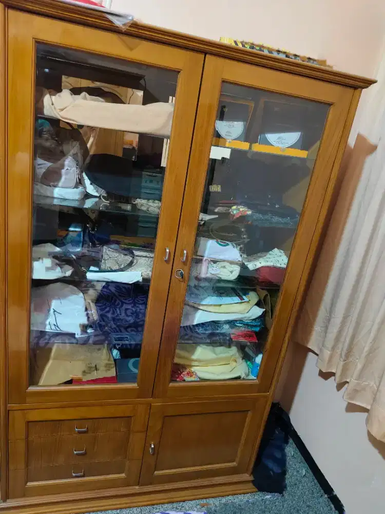 Lemari Pajangan Jati