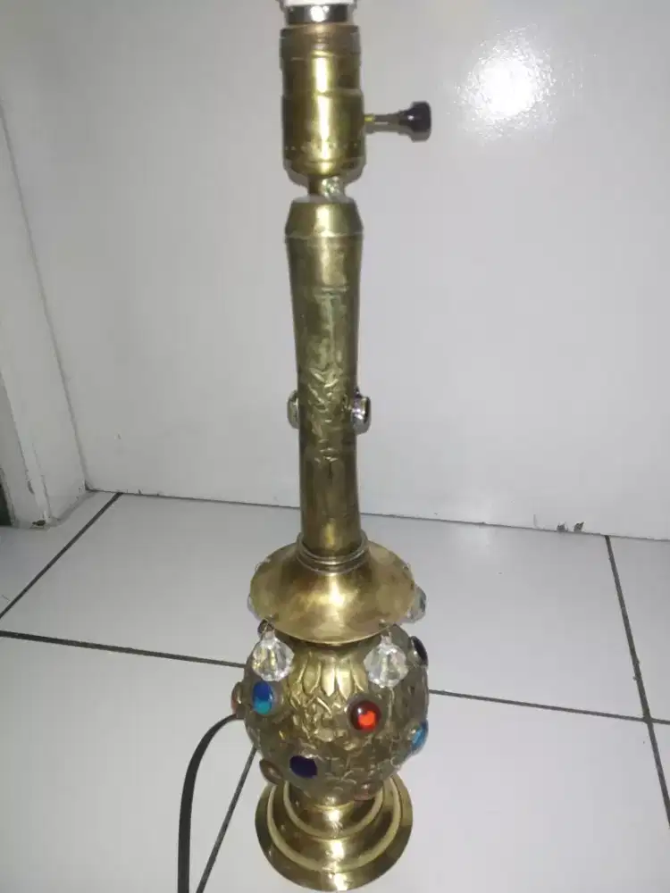 Lampu Meja Antik