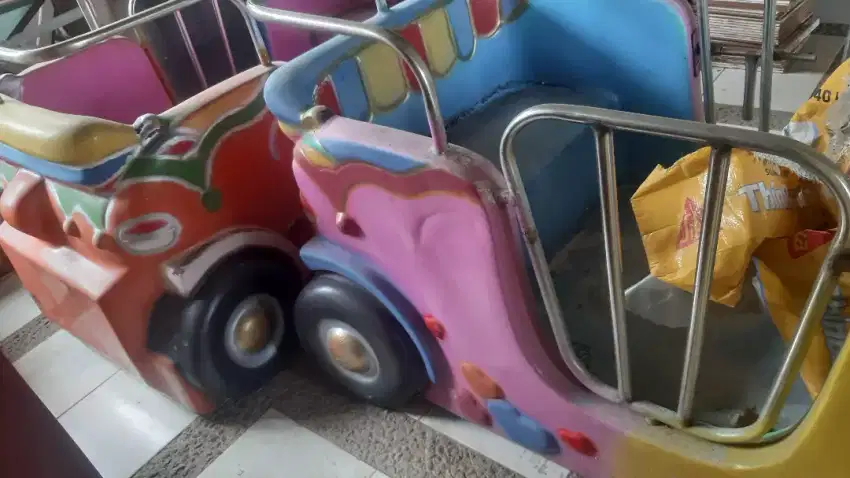 Boneka fiber dan kereta anak