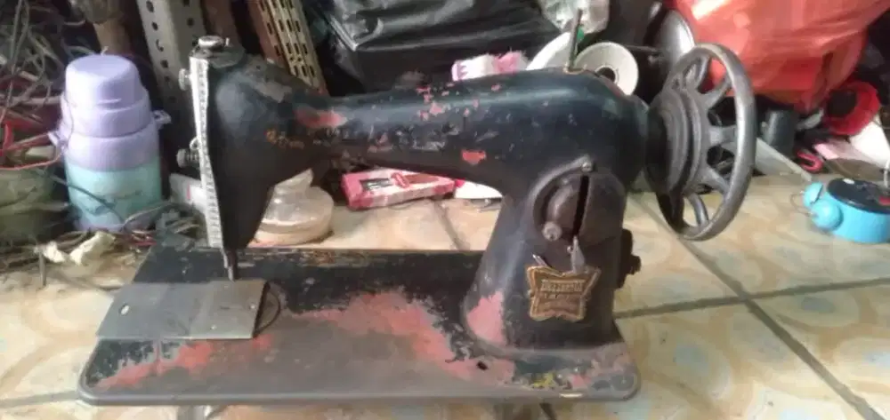 Mesin jahit lawas berkuakitas kond tokcer jgn lht fisik tp fungsi nya