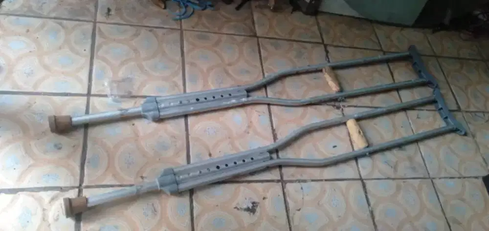 Se psg tongkat terapi kaki bhn almunium kond bgs skl cpt Se lg ada nih