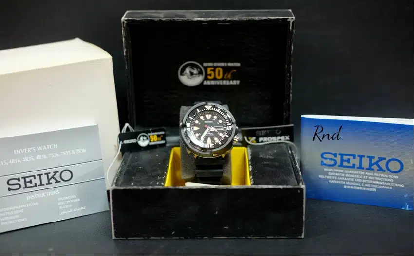 Jam tangan Seiko Prospex SRP653K1 scallop black white red auto 50th ed