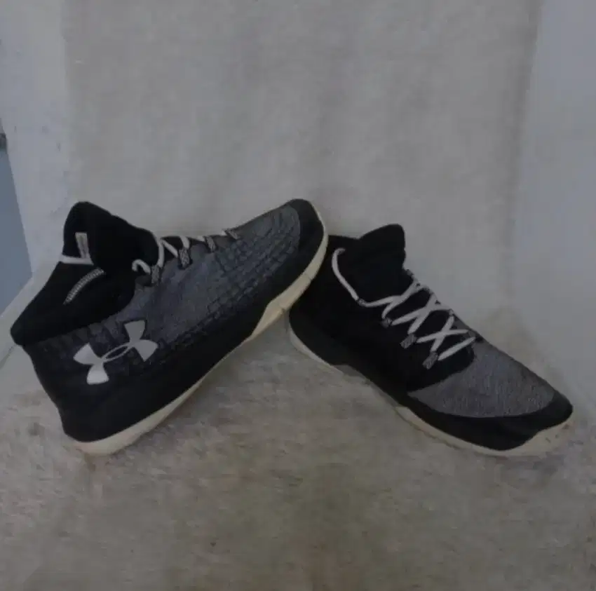 sepatu basket / sepatu under armour