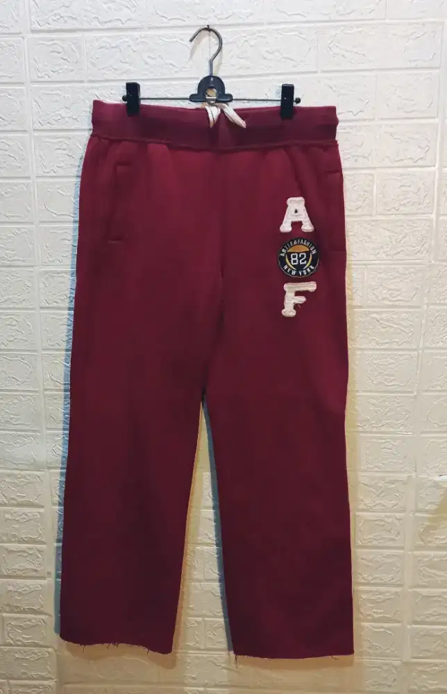 Dijual celana training  merah size XL