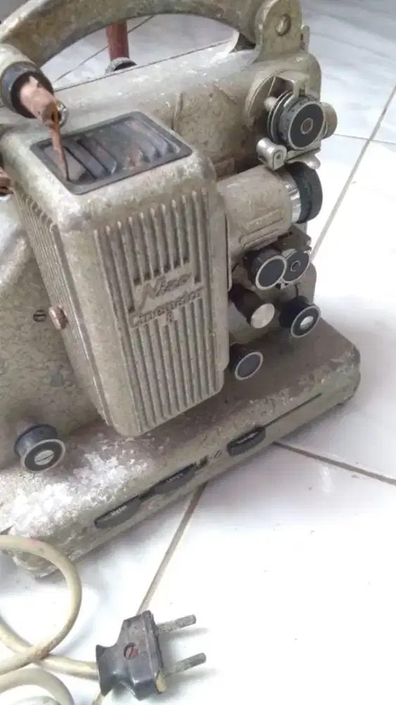 Proyektor Antik Nizo Cinemator 8