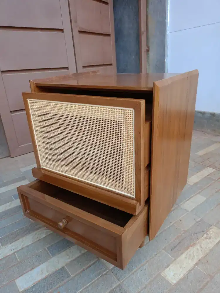 Meja nakas / nakas minimalis