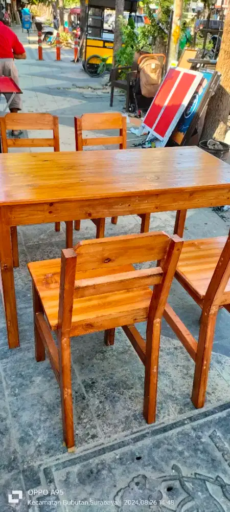 1 Set Meja Makan dan 4 Kursi Sandar (Bisa Custom)