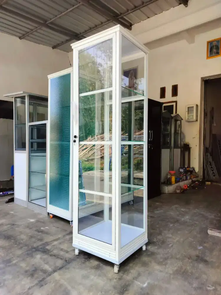 Jual lemari hias warna putih cocok buat di ruang tamu