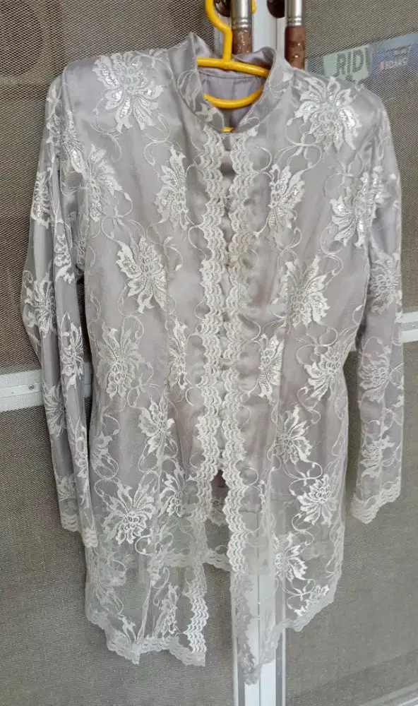 Kebaya untuk acara resmi