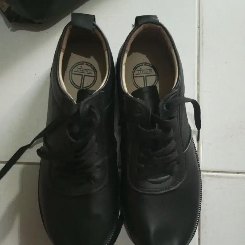 Sepatu kulit eight hitam