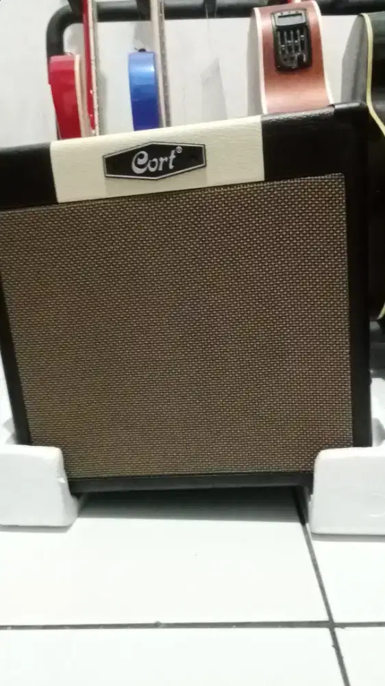 Ampli gitar cort cm15r untuk elektrik