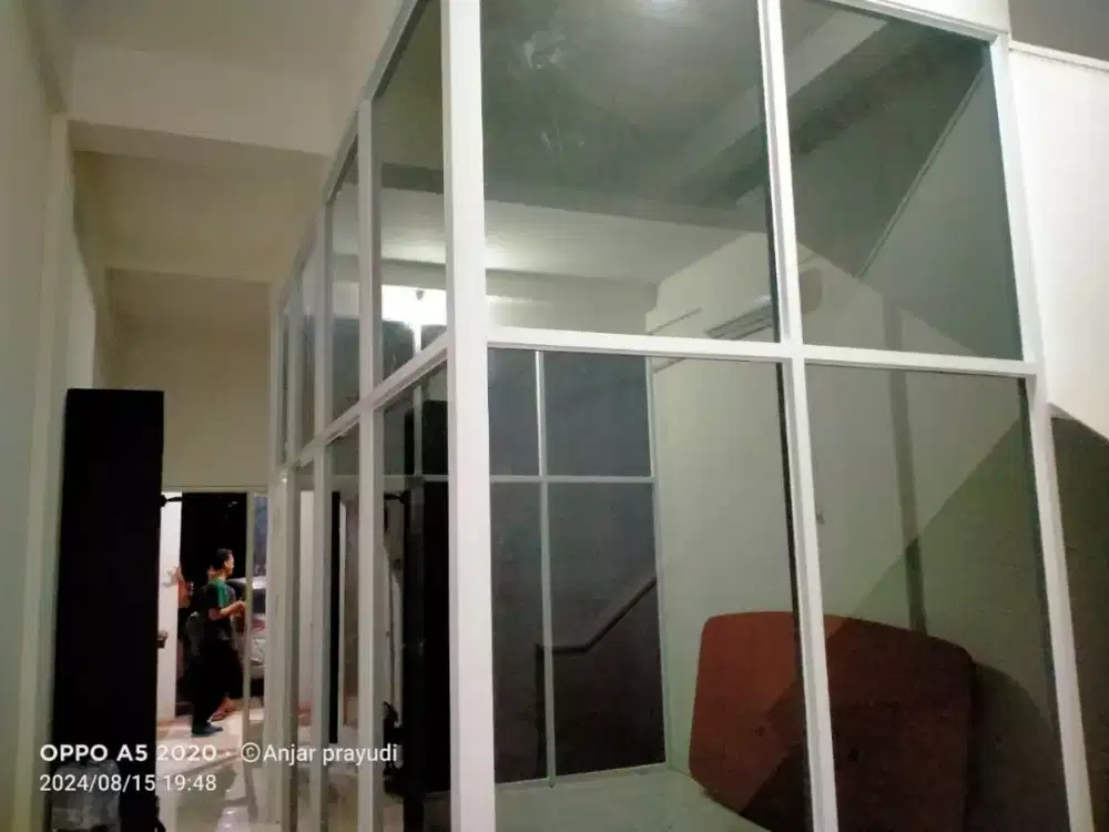 Pemasangan kaca alumunium